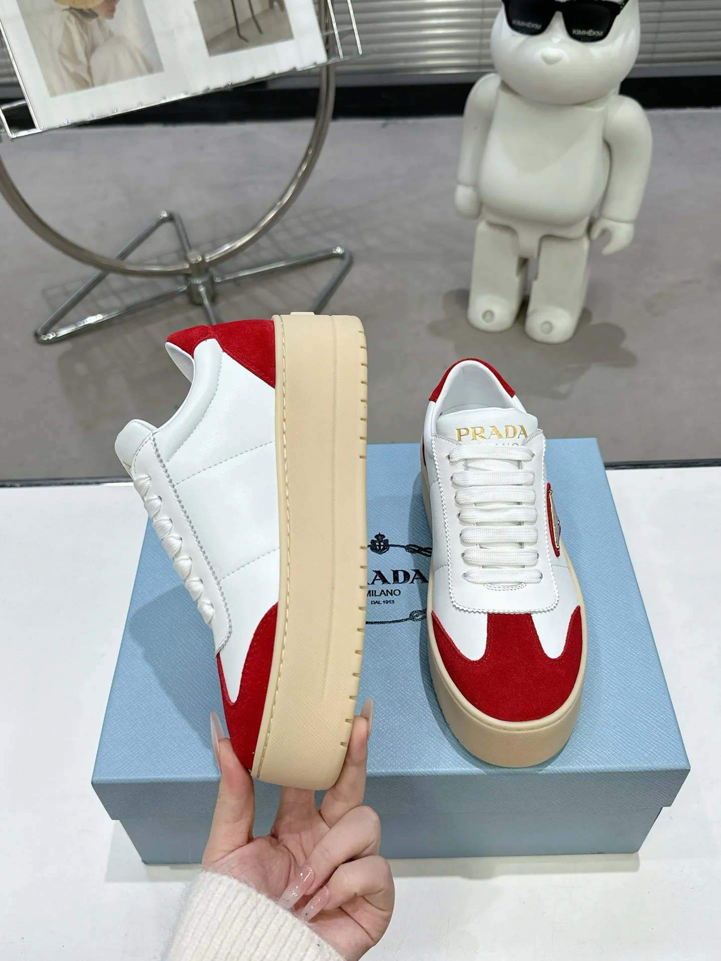 👟👟Ex-factory price 600👟👟 Prada Latest Downtown Bold series Thick-soled Platform Shoes Triangle Logo Casual Sports Shoes White Shoes Original purchase, development and production Downtown Bold sneakers are inspired by the basketball shoes of the 1980s, with sporty design and exquisite details. Crafted from perforated leather, the statement platform sole provides a unique, modern style. The Prada logo is interpreted from different angles, decorated with the iconic enameled triangular metal logo, highlighting the unique classic style. Exquisite packaging at the delivery counter🛍📦 ▪️Fabric: Original custom imported first-layer cowhide ▪️Inner lining: Original imported sheepskin ▪️Outsole: Original open-molded ultra-light foam material ▪️Sole thickness: 4.5CM ▪️Size: Women's 35-40